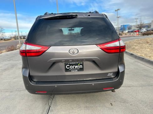Used 2017 Toyota Sienna XLE Premium image 5