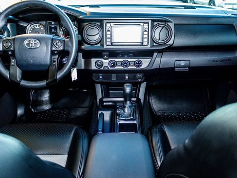 Used 2018 Toyota Tacoma SR image 11