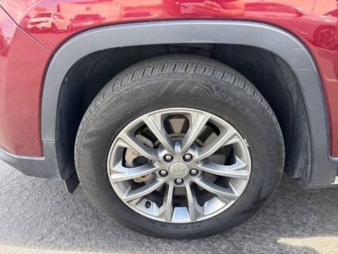 Used 2020 Jeep Cherokee Latitude Plus w/ Comfort/Convenience Group FWD image 9