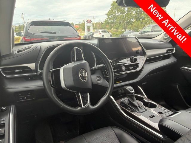 Used 2023 Toyota Highlander Limited AWD/4WD image 10