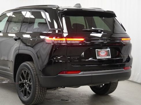 New 2026 Jeep Grand Cherokee Altitude image 12