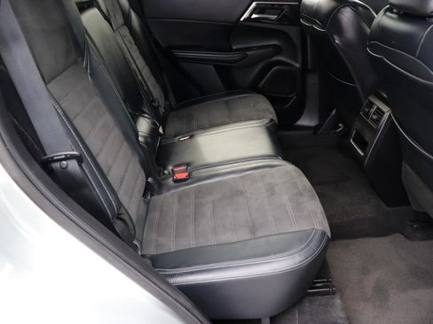 Used 2024 Mitsubishi Outlander AWD image 15