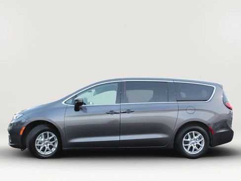 Used 2023 Chrysler Pacifica Touring-L image 2