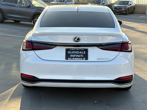 Used 2024 Lexus ES 300h F Sport image 5