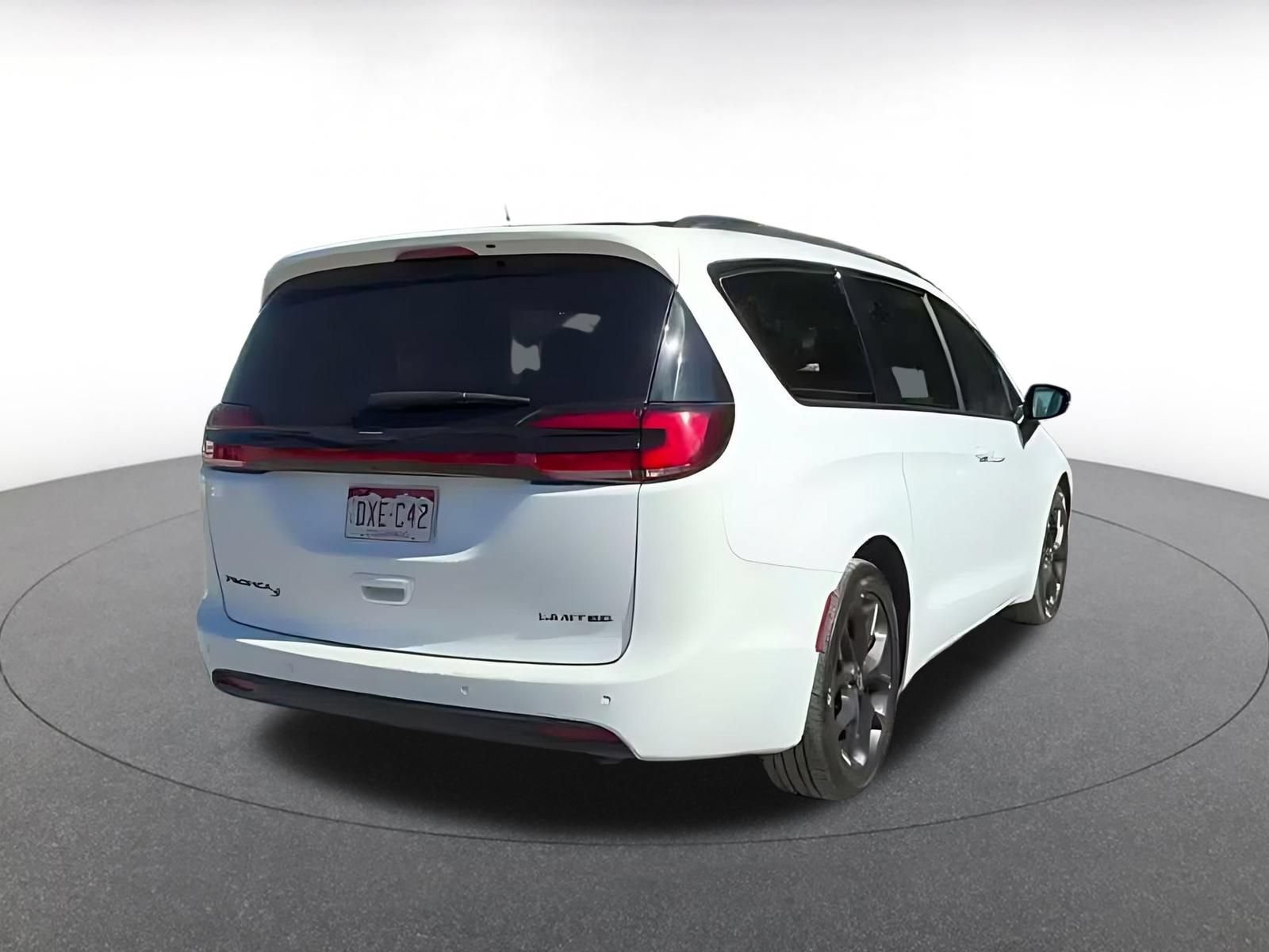 Used 2025 Chrysler Pacifica Limited FWD image 13