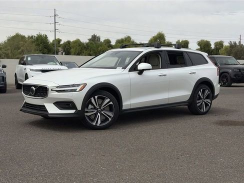 New 2026 Volvo V60 B5 Cross Country Plus w/ Climate Package AWD/4WD image 2