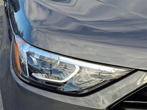 Used 2022 Ford Edge SE w/ Black Appearance Package image 9