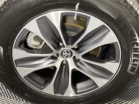 Used 2024 Toyota Highlander XLE image 33