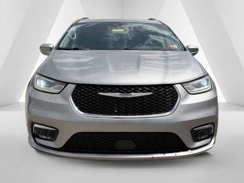 Used 2021 Chrysler Pacifica Touring-L image 2