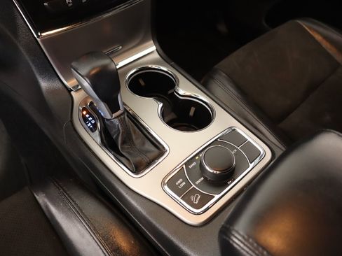 Used 2022 Jeep Grand Cherokee Laredo X image 9