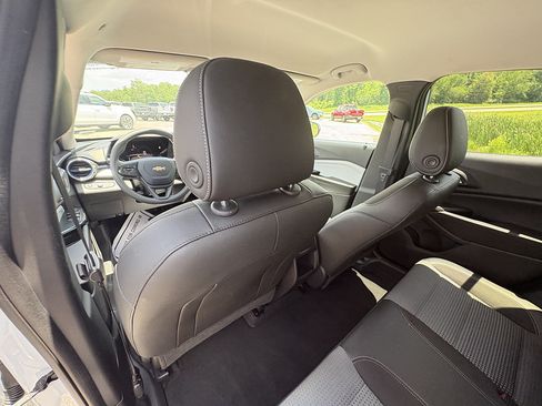 Used 2025 Chevrolet Trax LT FWD image 18
