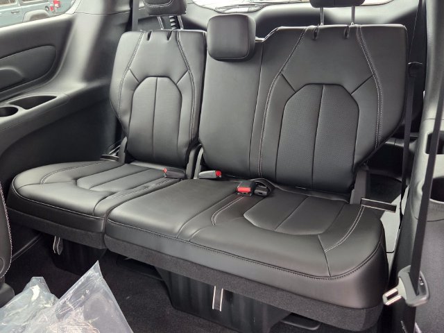 New 2027 Chrysler Pacifica Select FWD image 13