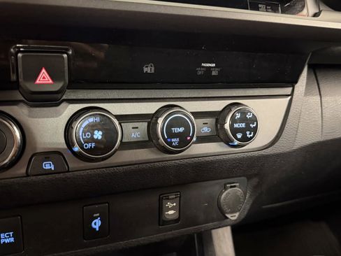 Used 2017 Toyota Tacoma TRD Sport w/ Tow Package (A/T) AWD/4WD image 24