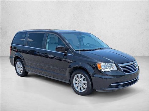 Used 2016 Chrysler Town & Country LX FWD image 3