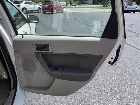 Used 2009 Ford Focus SE FWD image 15