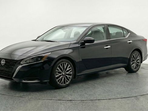 Used 2025 Nissan Altima 2.5 SV image 3