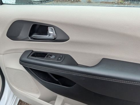 Used 2023 Chrysler Pacifica Touring-L FWD image 23