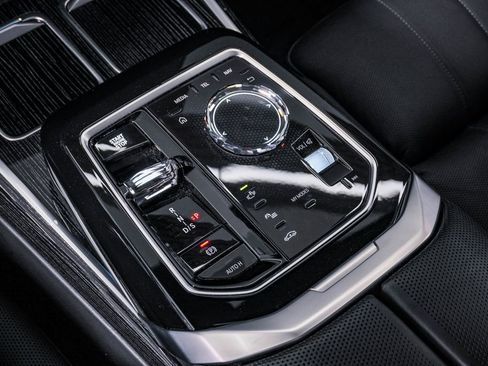 Used 2025 BMW 740i xDrive image 28