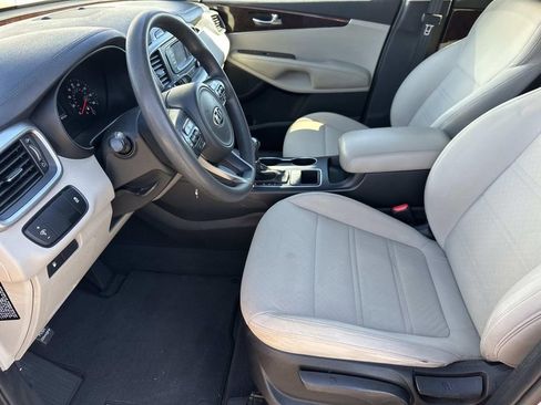 Used 2017 Kia Sorento LX image 8