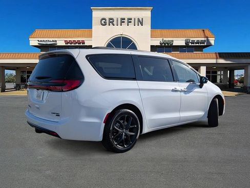 New 2026 Chrysler Pacifica Limited w/ S Appearance Package AWD/4WD image 4
