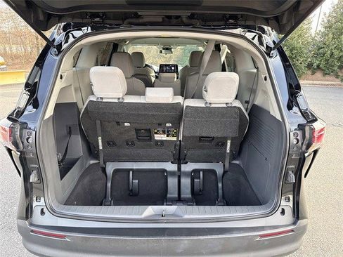Used 2024 Toyota Sienna LE image 12