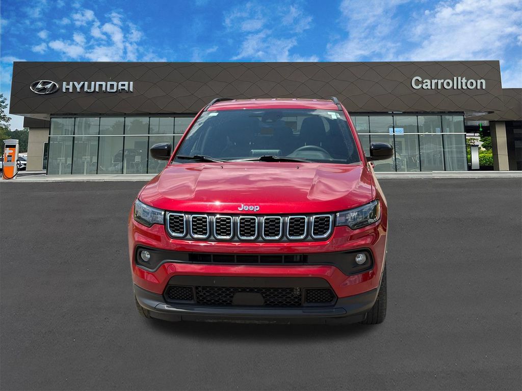 Used 2025 Jeep Compass Latitude AWD/4WD image 2