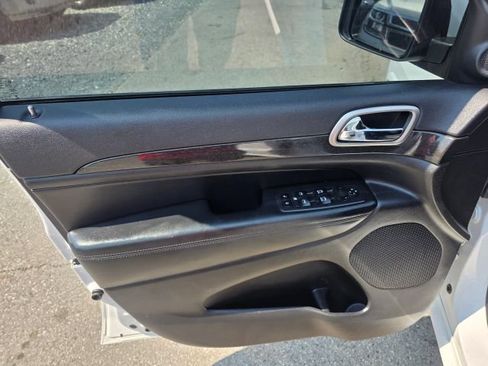 Used 2017 Jeep Grand Cherokee Altitude AWD/4WD image 10