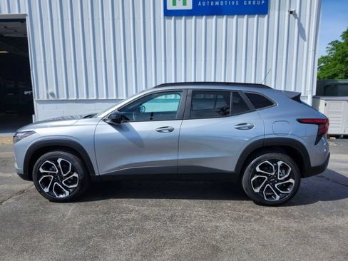 Used 2024 Chevrolet Trax RS w/ Driver Confidence Package FWD image 2