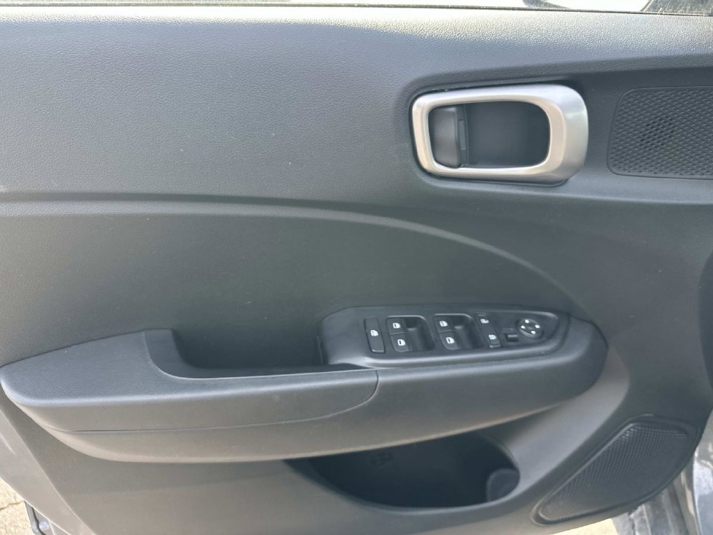 Used 2025 Hyundai Venue SEL FWD image 15