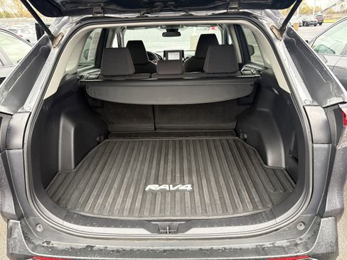 Used 2021 Toyota RAV4 LE image 8