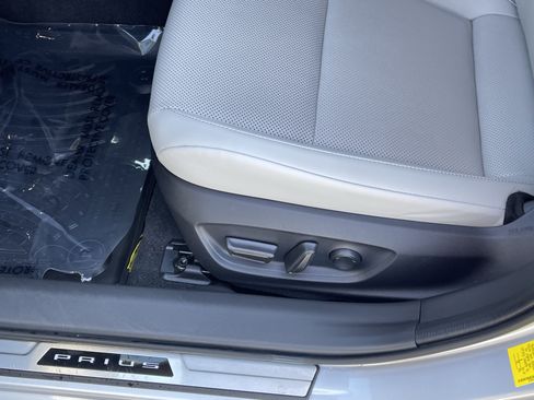 Used 2024 Toyota Prius XLE FWD image 18