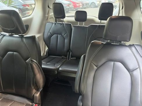 Used 2023 Chrysler Pacifica Touring-L FWD image 10