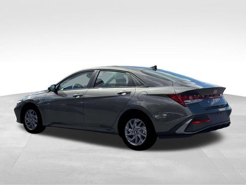 Used 2026 Hyundai Elantra Hybrid w/ Cargo Package FWD image 4