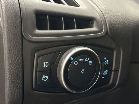 Used 2016 Ford Focus SE w/ Equipment Group 201A FWD image 19