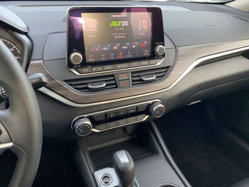 Used 2025 Nissan Altima 2.5 SV image 18