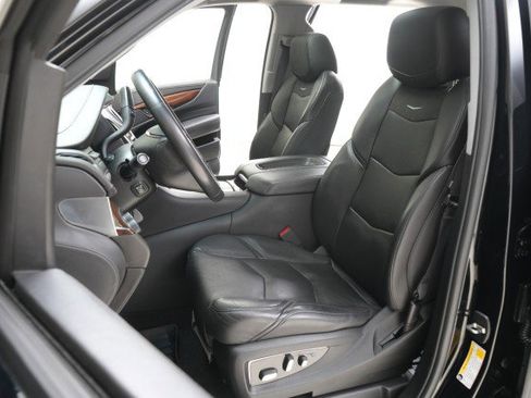 Used 2019 Cadillac Escalade Luxury w/ Escalade Sport Edition image 36