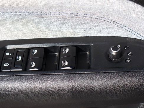 Used 2023 Jeep Compass Latitude image 17