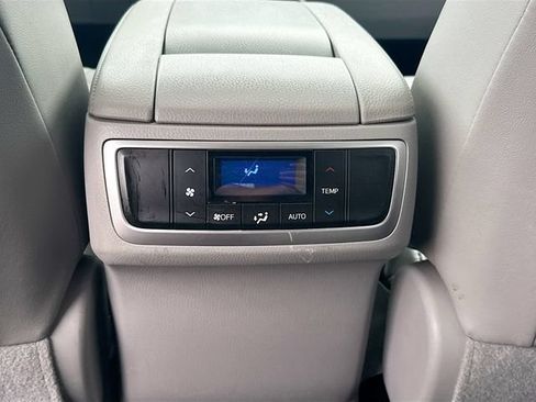 Used 2019 Toyota Highlander XLE AWD/4WD image 25