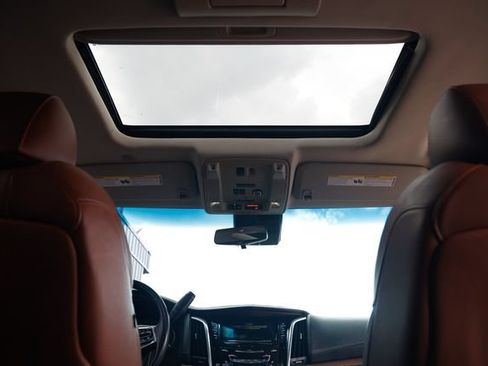 Used 2018 Cadillac Escalade Premium Luxury RWD image 28