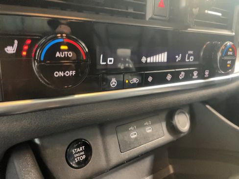 Used 2024 Nissan Rogue SV w/ SV Premium Package image 10