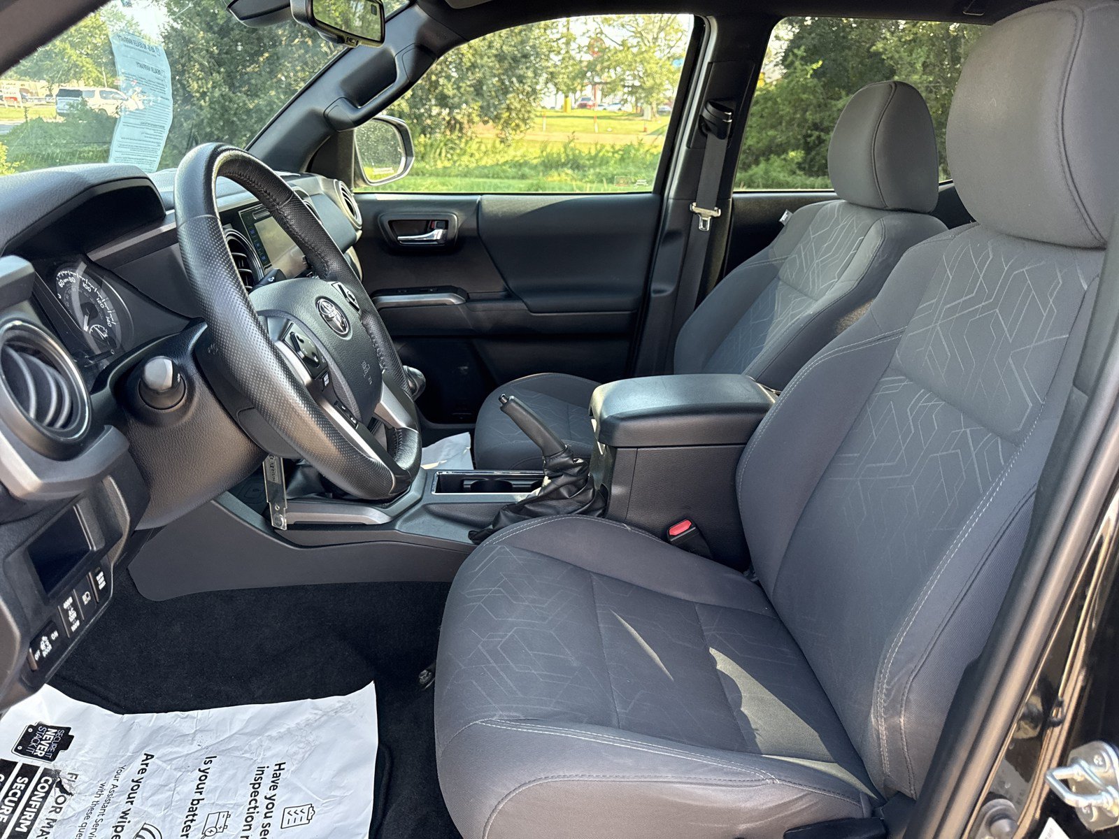 Used 2018 Toyota Tacoma TRD Off-Road w/ Technology Package AWD/4WD image 11