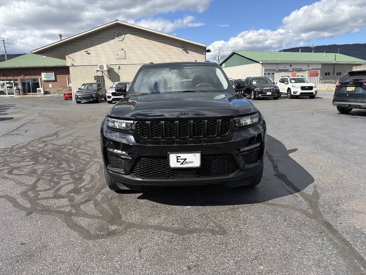 Used 2023 Jeep Grand Cherokee Limited w/ Black Appearance Package AWD/4WD image 3