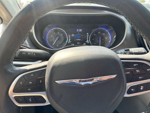Used 2023 Chrysler Pacifica Touring-L FWD image 23