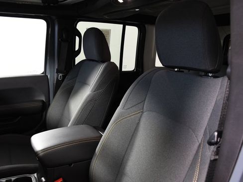 Used 2025 Jeep Wrangler Unlimited Sahara AWD/4WD image 17