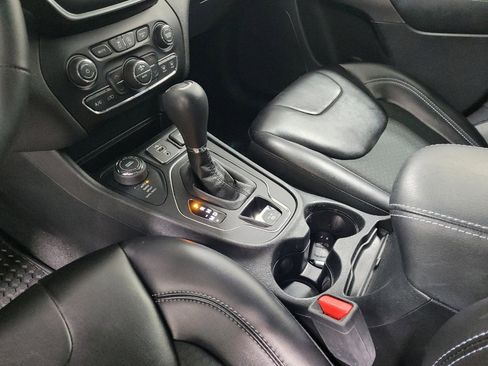 Used 2019 Jeep Cherokee Latitude Plus w/ Comfort/Convenience Group AWD/4WD image 26
