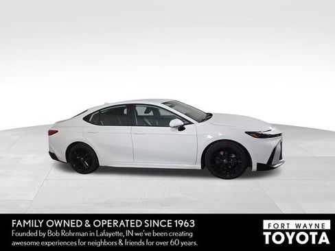 Used 2025 Toyota Camry SE FWD image 5