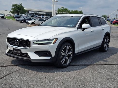 Used 2024 Volvo V60 B5 Cross Country Plus AWD/4WD image 2