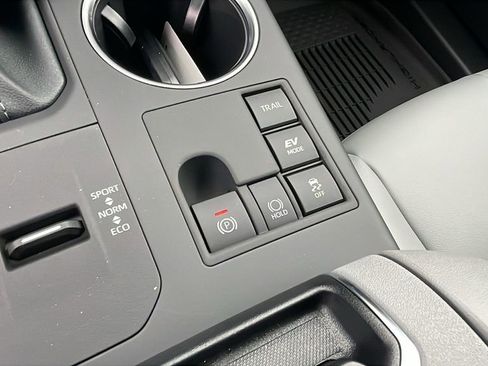 New 2026 Toyota Highlander XLE image 16