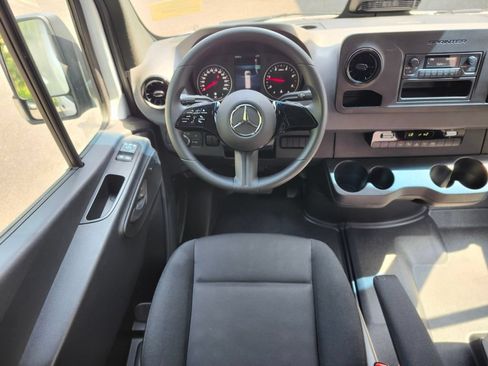 Used 2025 Mercedes-Benz Sprinter 2500 image 11