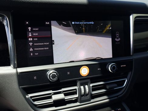 Certified 2025 Porsche Macan AWD/4WD image 18
